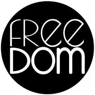 Biały napis 'FREEDOM' na czarnym tle w okręgu. Litery stylizowane, tworzą geometryczny wzór. Minimalistyczny design, kontrastowe barwy.