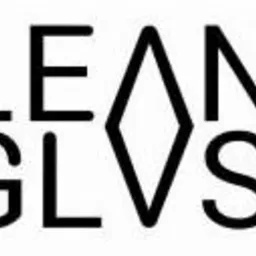 Czarno-białe logo 'CLEAN GLVSS', litera 'A' zastąpiona rombem, a po prawej stronie znajduje się mała, turkusowa kropka.