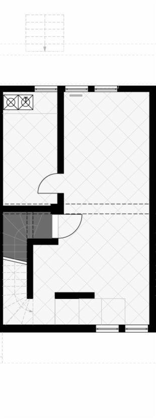 Rzut poziomy kondygnacji domu z zaznaczoną klatką schodową, układem pomieszczeń i schematycznym wyposażeniem kuchni.