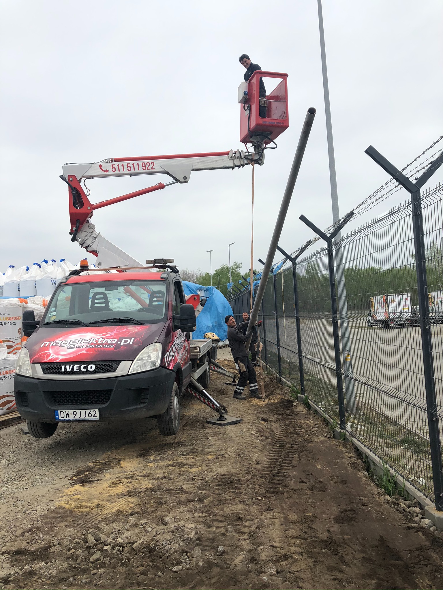 Budowa oświetlenia placu magazynowego