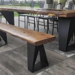 Zestaw mebli ogrodowych: stół z blatem z litego drewna o nieregularnych krawędziach, wsparty na geometrycznych, metalowych nogach, oraz ławka o podobnej konstrukcji, uzupełniony o metalowe krzesła,...