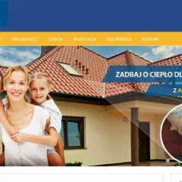 Strona internetowa firmy izolacyjnej z uśmiechniętą rodziną na tle domu z czerwoną dachówką i okrągłym kadrem prezentującym izolację poddasza.