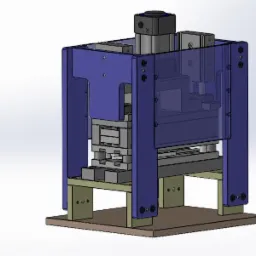 Wizualizacja 3D frezarki CNC z niebieską obudową ochronną i elementami mocującymi, przedstawiona na białym tle.