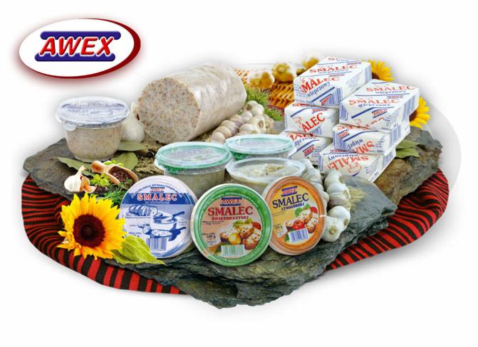 Prezentacja produktów: smalec w opakowaniach różnych rodzajów (w kubeczkach, w kostkach, w folii), czosnek, słonecznik, drewniana łyżeczka na kamiennej płycie z dekoracyjnym materiałem w tle...