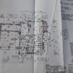 Rzut parteru domu jednorodzinnego z wymiarami, widok z góry na plan architektoniczny z naniesionymi oznaczeniami pomieszczeń i wymiarami ścian.