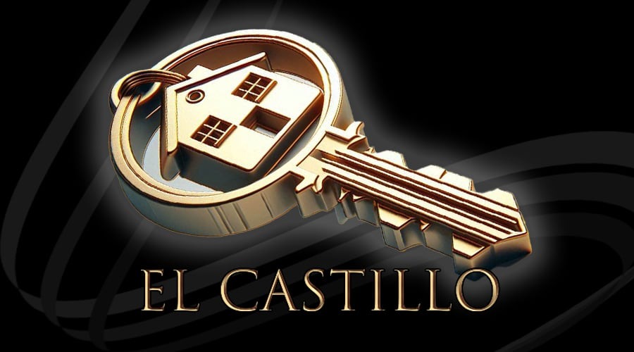 Złoty klucz z zawieszką w kształcie domu na czarnym tle z napisem El Castillo