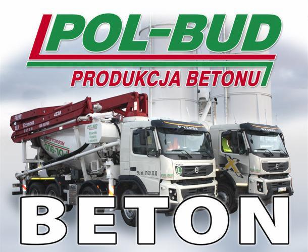 Dwa samochody betonomieszarki marki Volvo z logo Pol-Bud na tle silosów betoniarni, z napisem 'PRODUKCJA BETONU' i 'BETON'.