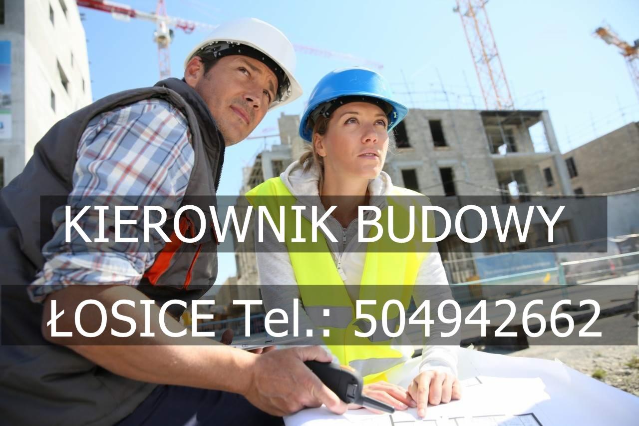 Dwóch inżynierów budowlanych w kaskach, mężczyzna trzyma krótkofalówkę, kobieta wskazuje na plan budowy, w tle niedokończony budynek i dźwigi.