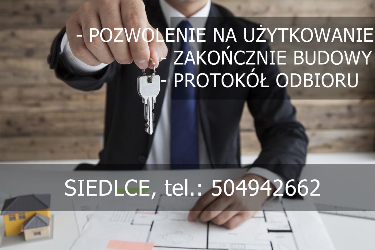Klucz do nowego domu trzymany przez mężczyznę w garniturze, na tle planów architektonicznych i informacji kontaktowych firmy.
