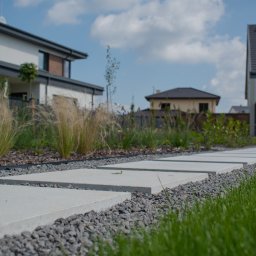 GreenPolis Sp. z o.o. - Wrocław, kompleksowa realizacja ogrodu. Trawnik i automatyczne nawadnianie, Rabaty i nasadzenia, ścieżki i utwardzenia.