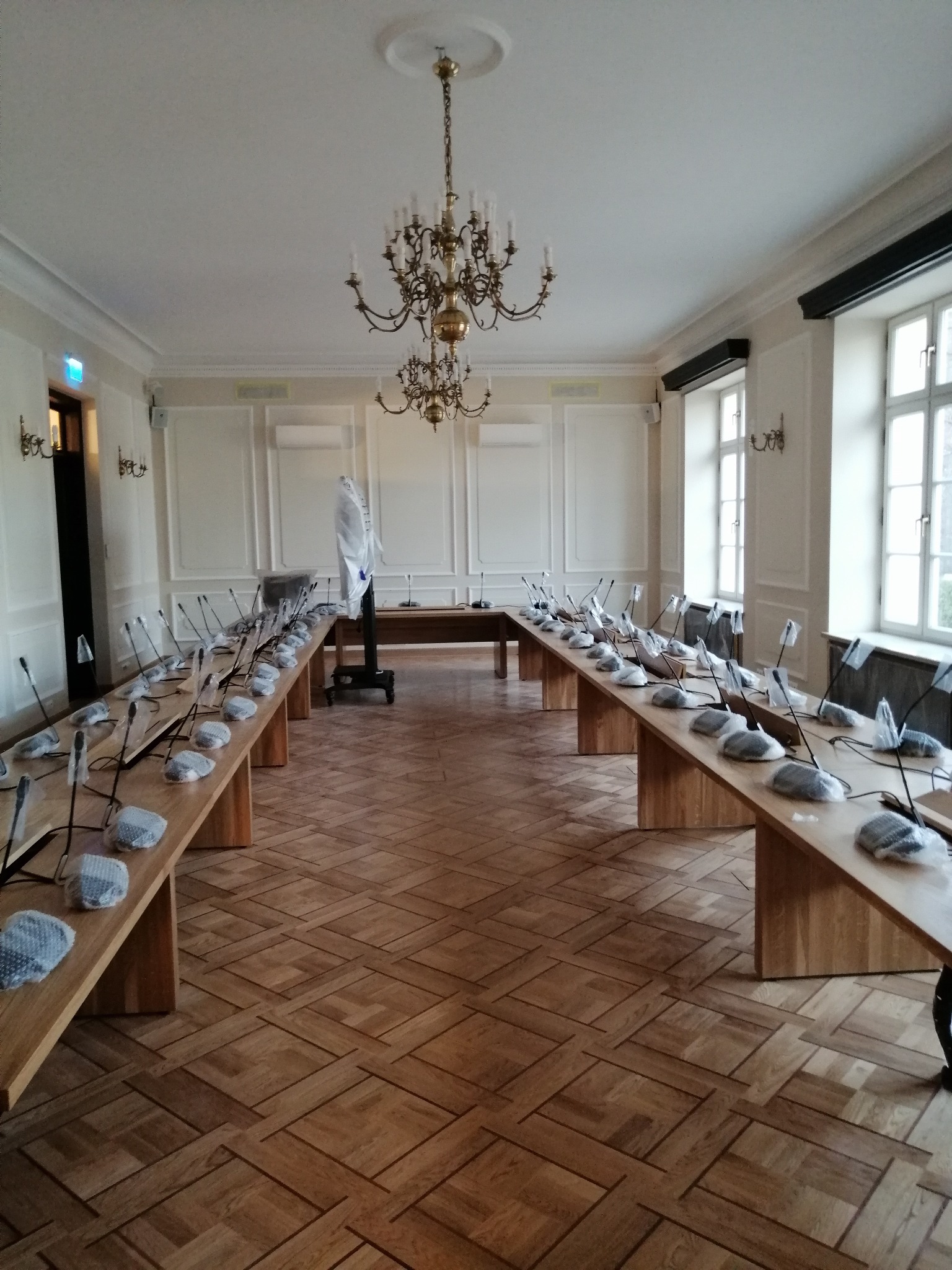 Kancelaria Sejmu RP- Warszawa- dwie jednostki wewnętrzne złożonego systemu przemysłowego