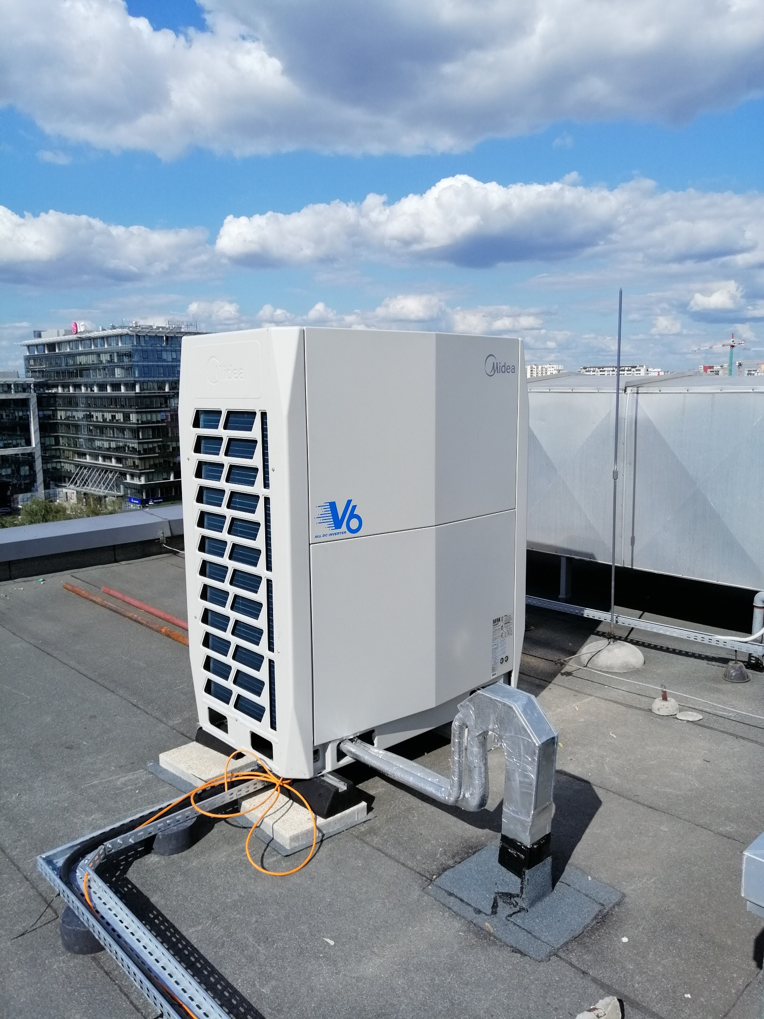 Dach biurowca Huawei- Warszawa- jednostka zewnętrzna