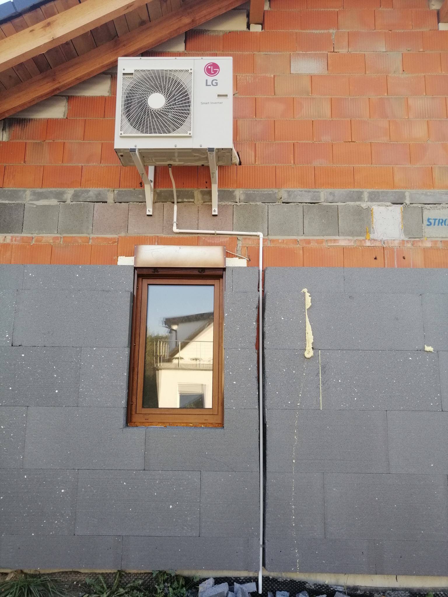 Dom jednorodzinny w Wlkp- jednostka zewnętrzna obsługująca kilka urządzeń wewnętrznych