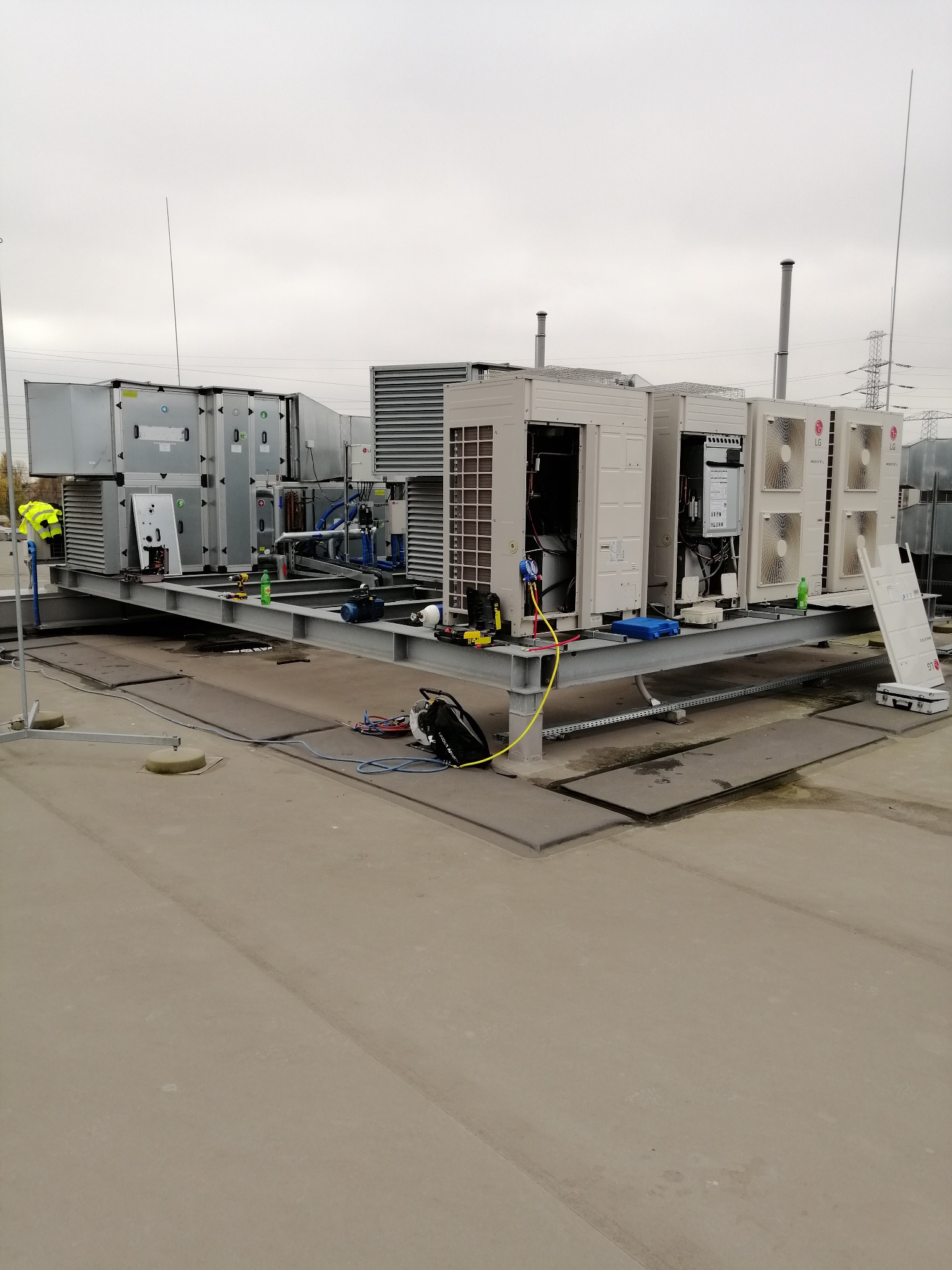 Sieć salonów samochodowych Carserwis w Warszawie- naprawa jednostki zewnętrznej