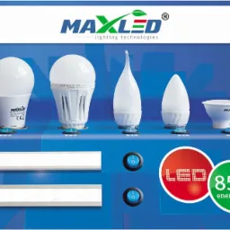 Ekspozycja różnych modeli żarówek LED marki MAXLED na niebieskim stojaku z włącznikami i informacją o 85% oszczędności energii.