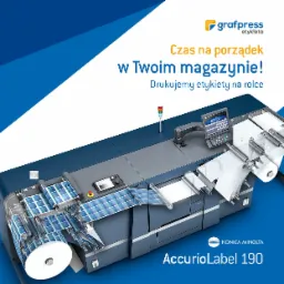 Profesjonalna maszyna drukarska Konica Minolta AccurioLabel 190 w trakcie produkcji etykiet na rolce, z widocznym panelem sterowania i gotowymi etykietami z wzorem w niebieską kratę.