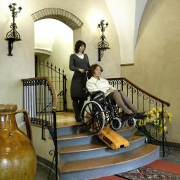 W ofercie Lift Plus PL posiadamy mobilne transportery schodowe dla osób na wózkach inwalidzkich.
