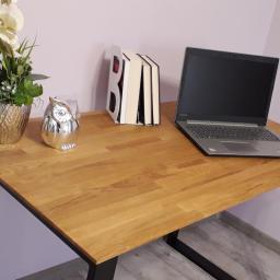 Stół z blatem dębowym o grubości 3cm i metalowymi nogami malowanymi na czarny mat
