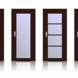 Cztery brązowe drzwi wewnętrzne o różnych wzorach: pełne, z pojedynczym przeszkleniem, z czterema przeszkleniami oraz z dwoma pionowymi paskami, na białym tle z odbiciem.