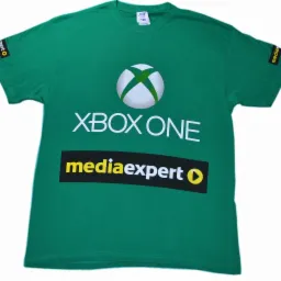 Zielona koszulka z nadrukiem logo Xbox One i Mediaexpert, leżąca na płaskiej powierzchni.