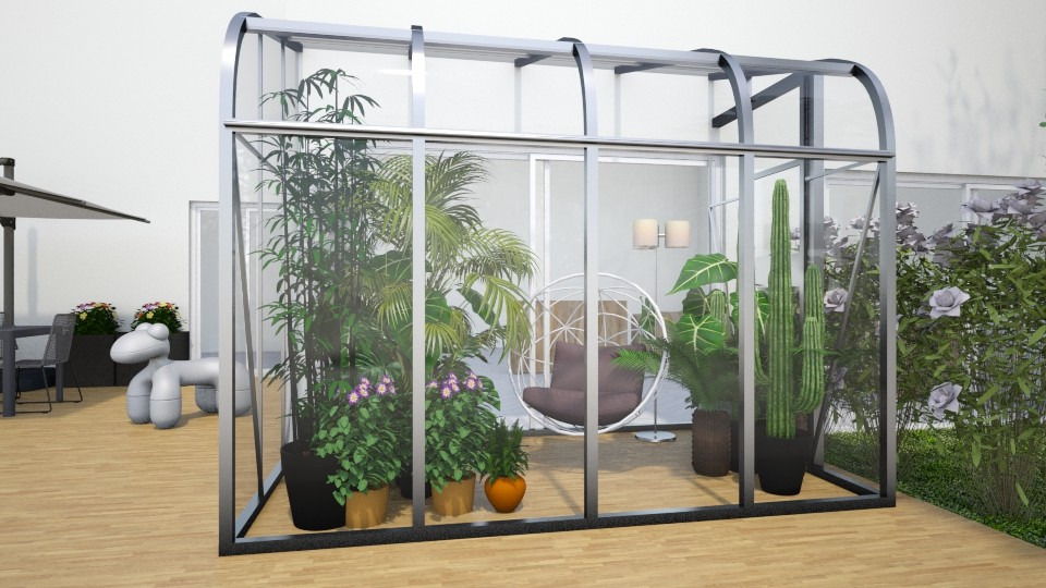 Szklana oranżeria na tarasie z egzotycznymi roślinami, w tle fotel wiszący i rzeźba w kształcie psa.