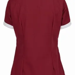 Tył damskiej bluzki roboczej w kolorze bordowym z białym kołnierzykiem i mankietami, widoczne szwy modelujące talię.