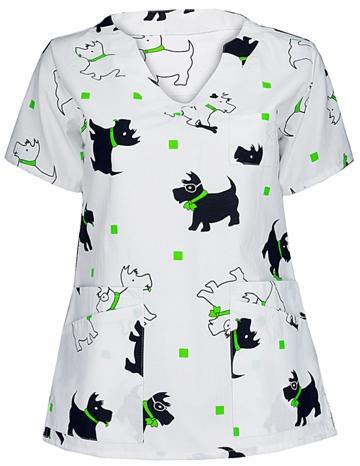 Biała bluza medyczna z krótkim rękawem, pokryta wzorem w czarne i białe szkockie teriery z zielonymi kokardkami i kwadratami, widoczne dwie kieszenie.