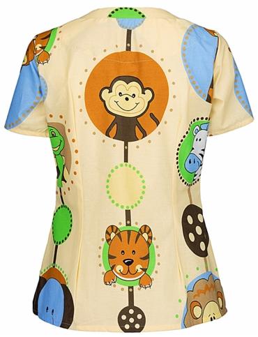 Jasna koszula medyczna z krótkim rękawem, zdobiona kolorowymi rysunkami zwierząt w stylu dziecięcym, prezentowana w Białymstoku.