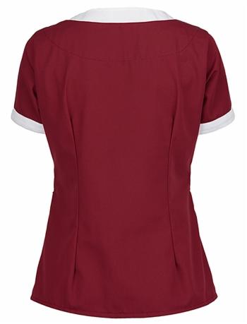 Tył damskiej bluzki roboczej w kolorze bordowym z białym kołnierzykiem i mankietami, widoczne szwy modelujące talię.