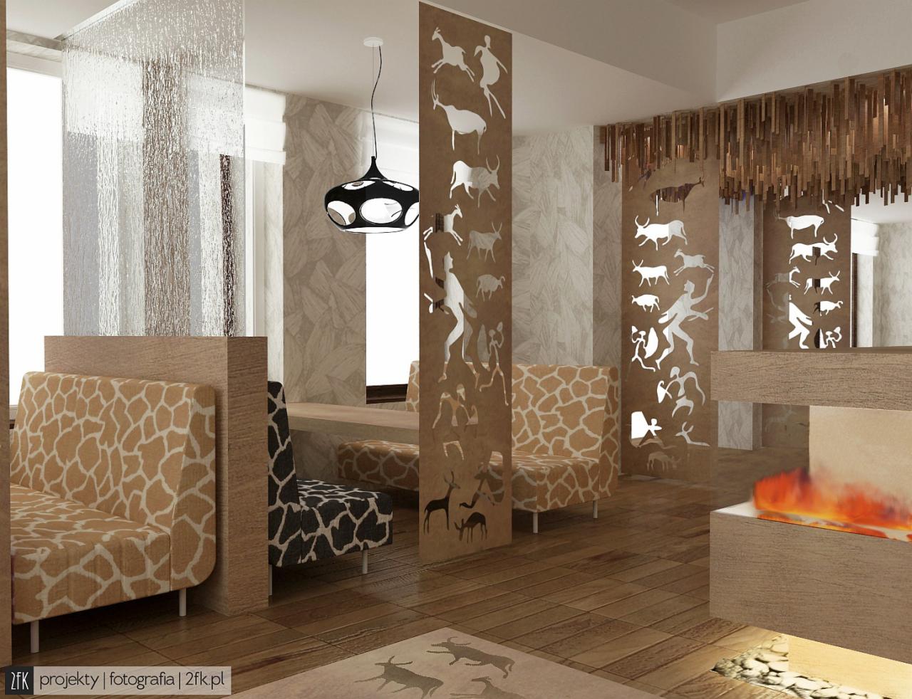 Salon z drewnianą podłogą, sofami w zwierzęce wzory, ażurowymi panelami z motywami zwierząt i ludzi, oraz kominkiem z imitacją ognia.