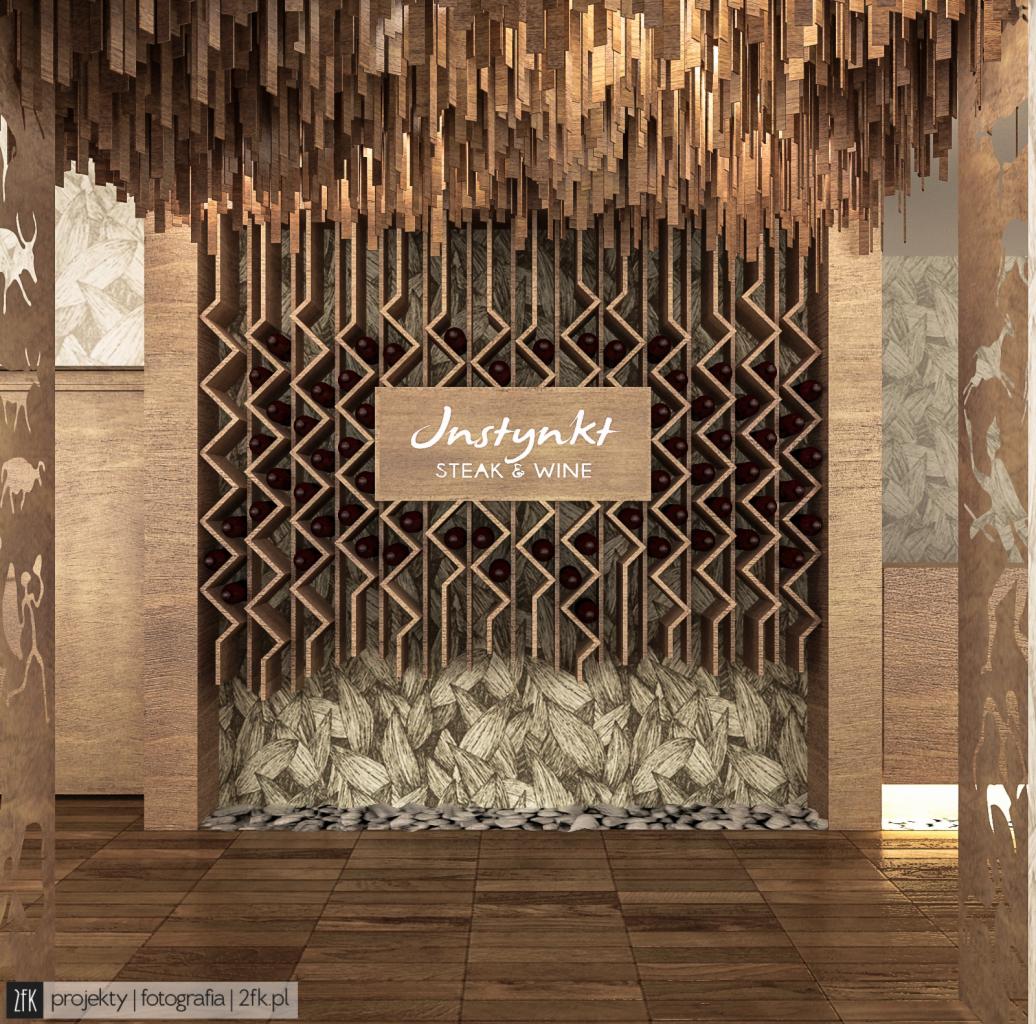 Elegancka aranżacja wnętrza restauracji z drewnianym sufitem, geometrycznym regałem na wino, panelem z motywem liści i logo 'Instynkt Steak & Wine' na drewnianej tabliczce.