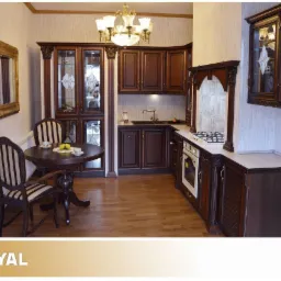 Elegancka kuchnia z ciemnego drewna z okrągłym stołem i krzesłami w stylu retro, oświetlona żyrandolem.