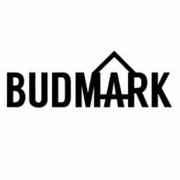 Czarne logo firmy BUDMARK z symbolem dachu nad literą 'M', na białym tle.