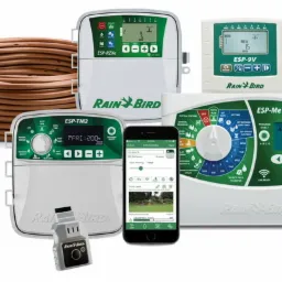 Zestaw produktów Rain Bird do automatycznego nawadniania ogrodu, w tym sterowniki, zraszacze i wąż nawadniający, prezentowane na białym tle.