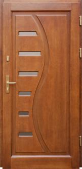 Brązowe drzwi wejściowe z przeszkleniami w kształcie poziomych prostokątów i dekoracyjnym frezem w Niedrzwicy Dużej.