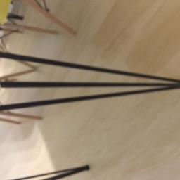 Camet-system - Czarna metalowa podstawa stołu z trzema nogami, widok z dołu, na jasnej drewnianej podłodze.