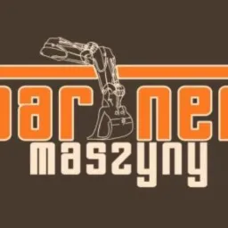 Logo firmy zarys koparki, napis Partner Maszyny w pomarańczowej ramce na brązowym tle.
