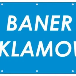 Niebieski baner reklamowy z napisem 'BANER REKLAMOWY' wykonanym białą czcionką, z oczkami montażowymi w rogach i pośrodku krawędzi.