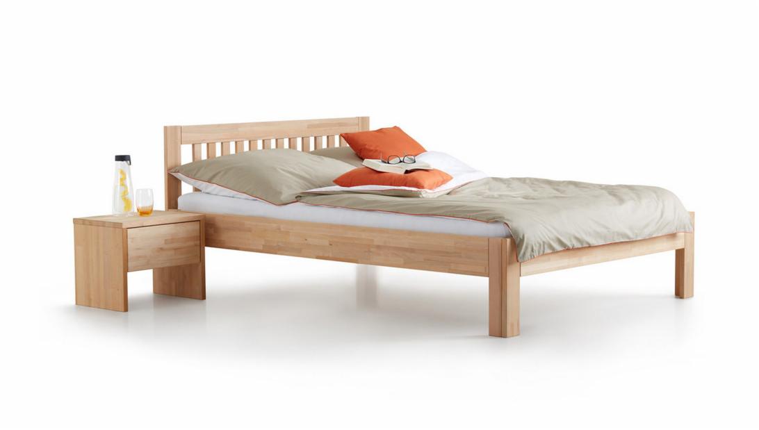 Łóżko z drewna olchowego o wymiarach 90/120/140/160/180x200 cm z szafką nocną, butelką wody i okularami na książce na poduszce, na białym tle.