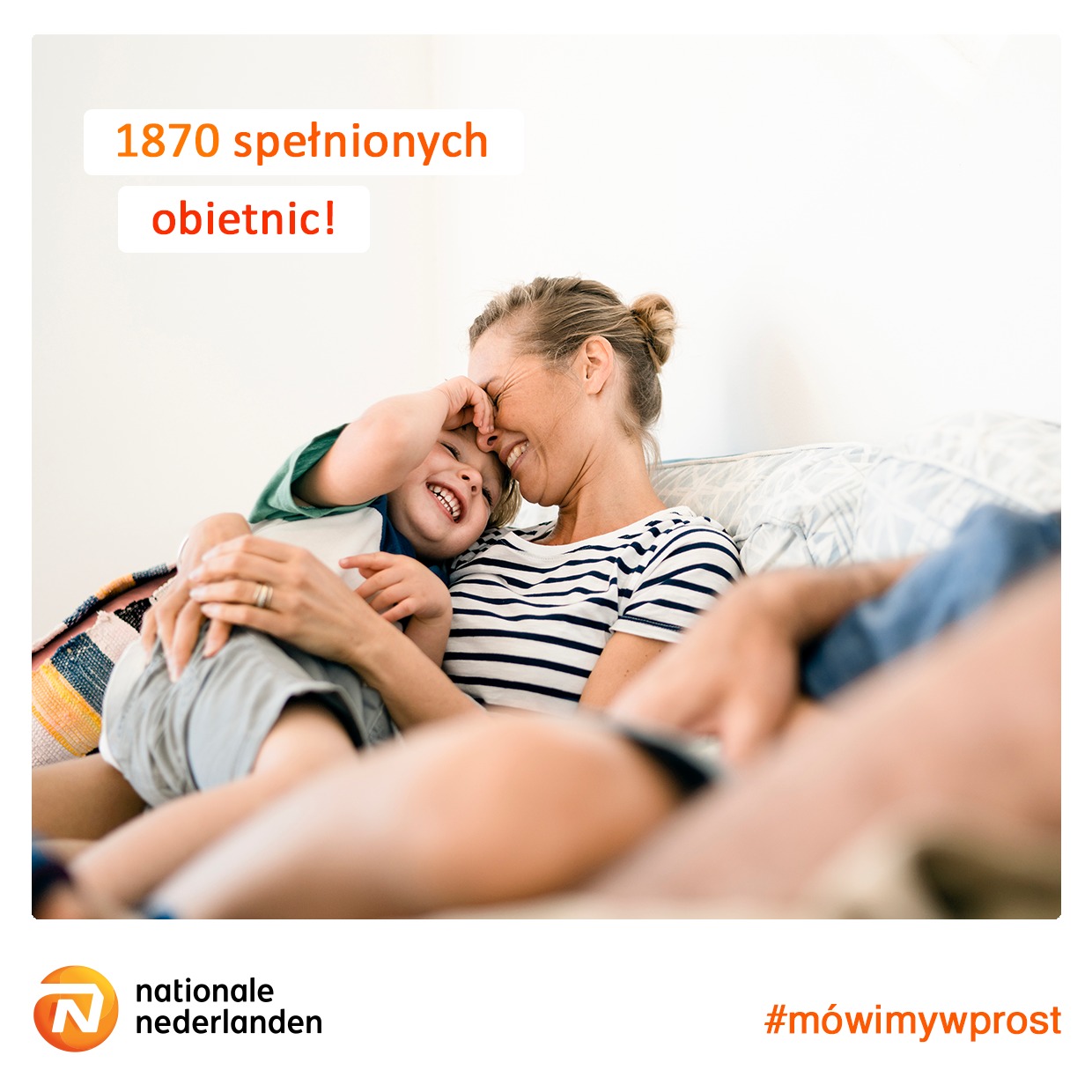 Uśmiechnięta matka w bluzce w paski przytula syna, oboje siedzą na kanapie, w tle napis '1870 spełnionych obietnic!' i logo Nationale Nederlanden.