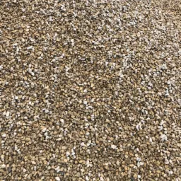 Beżowo-biały drobny kamień ozdobny, widok z góry, równomierne oświetlenie.