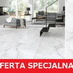 Błyszcząca, biała podłoga z gresu imitującego marmur w nowoczesnym salonie. W tle szara sofa, stolik kawowy i schody. W prawym rogu zbliżenie na wzór gresu.