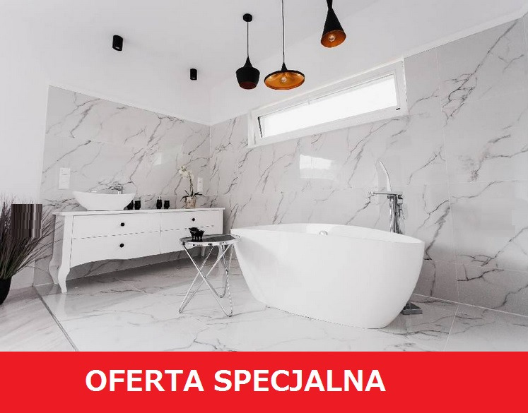 Elegancka łazienka z marmurowymi płytkami, wolnostojącą wanną i białymi meblami. Czarne lampy wiszące dodają nowoczesnego charakteru. Widoczna oferta specjalna.