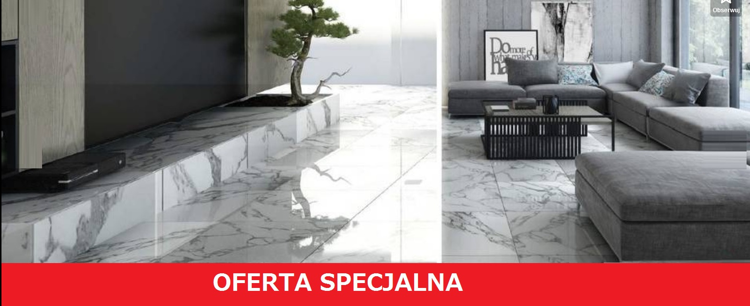 Salon z podłogą wyłożoną białymi, polerowanymi płytkami gresowymi imitującymi marmur Calacatta. W tle szara sofa, stolik kawowy i dekoracje. Widoczna oferta specjalna na dole zdjęcia.