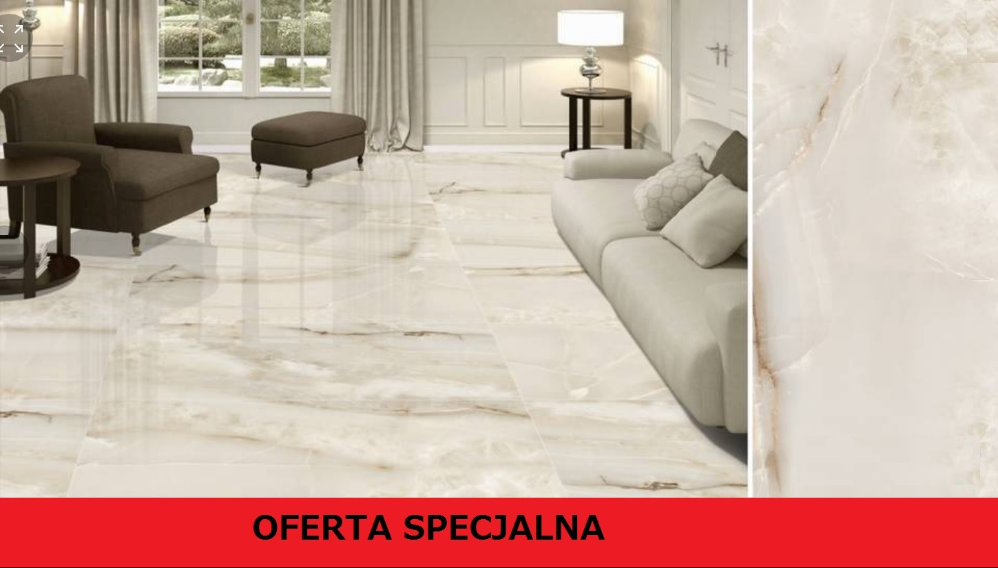 Salon z beżowymi, polerowanymi płytkami imitującymi marmur, z widoczną sofą i fotelami w tle. Na dole czerwony baner z napisem 'Oferta Specjalna'.