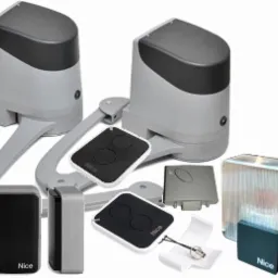 Zestaw do automatyzacji bramy skrzydłowej marki Nice, zawierający dwa siłowniki w obudowie z szarego tworzywa, dwa piloty dwuprzyciskowe, fotokomórki, centralę sterującą i akcesoria montażowe...