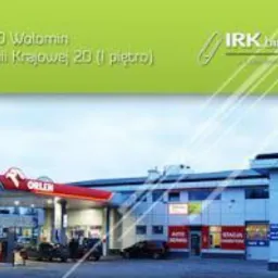 Budynek z szyldem 'IRK biuro księgowe' nad stacją benzynową Orlen w Wołominie, adres Al. Armii Krajowej 20, pierwsze piętro.