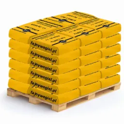 Paleta z ośmioma workami żółtego opału z nadrukiem 'Ekogroszek czarny' i adresem strony internetowej.