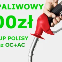 Bon paliwowy o wartości 100 zł za zakup polisy OC lub OC+AC, prezentowany na zdjęciu z dystrybutorem paliwa trzymanym w dłoni.