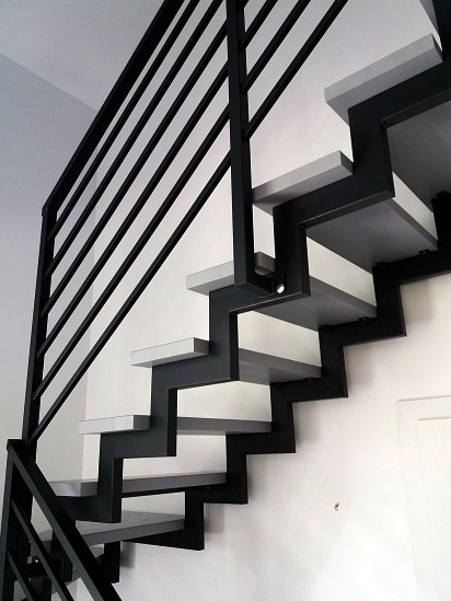 Schody wewnętrzne stopnie jesion